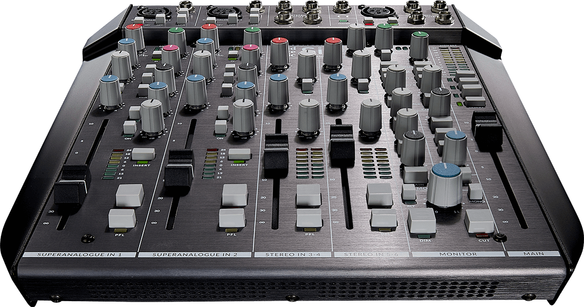 Photo de face de SiX